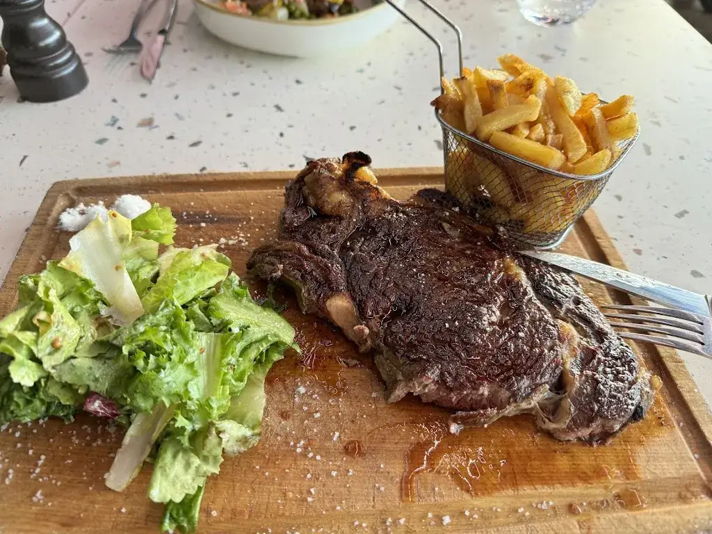 victor giao chan_L'atmosphère_Bellerive-sur-Allier_review