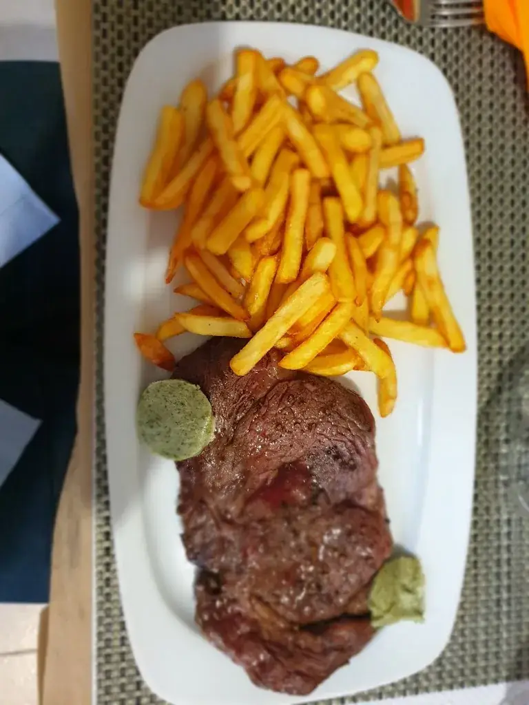 Stuart Brooke_Les Burons Bar & Grill_Jugon-les-Lacs_review