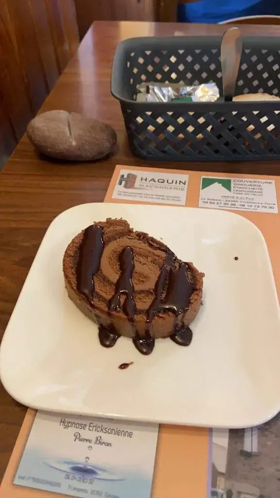 Dovydas Alminas_Les Quatre Routes_Jugon-les-Lacs_review