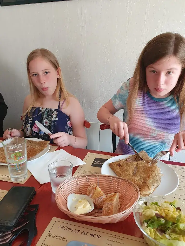 Carmella Jonas_Crêperie Degemer Mat_Huelgoat_review