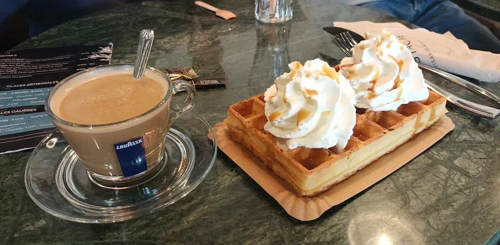 La Chouette Bleue bar glacier_Huelgoat_slider_image_3