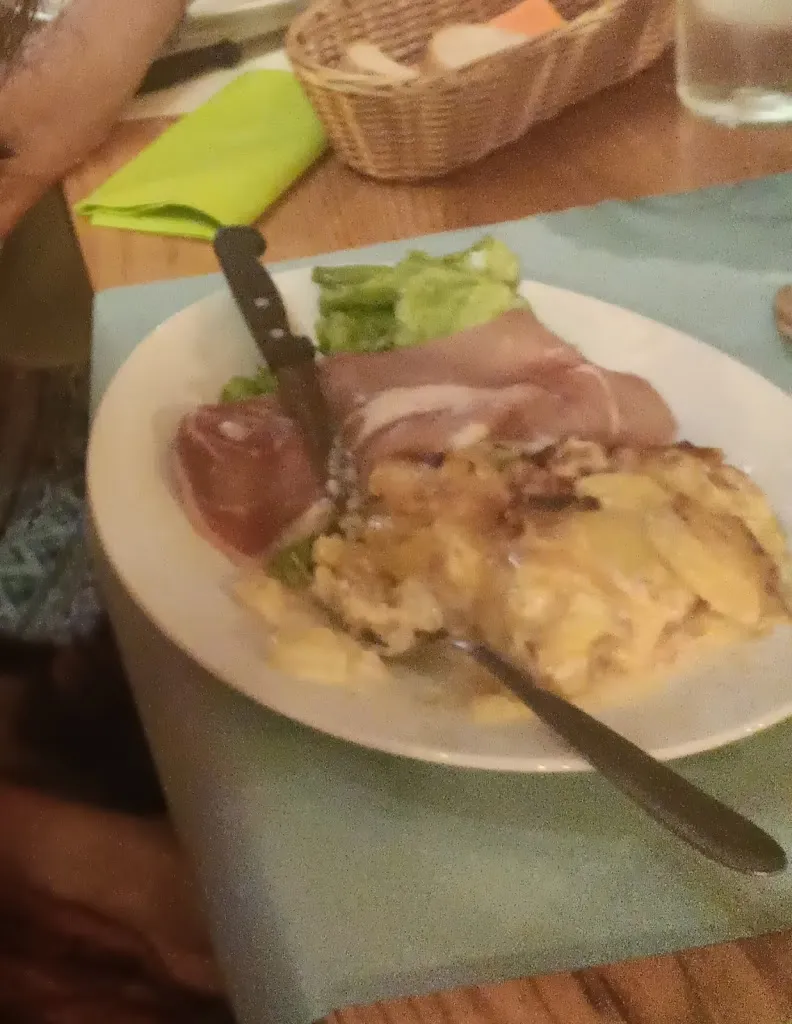 Julie Perrais_Le Relais de la Vraie Croix_Vraie-Croix_review