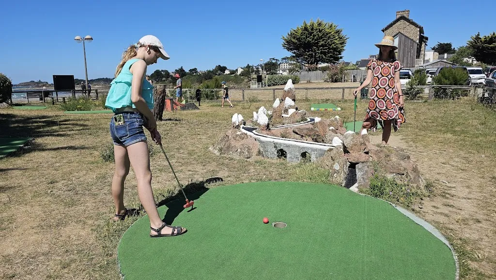 Oliver Noir_MINIGOLF DE LANCIEUX SNACK Le Petit Creux De Saint Sieu_Lancieux_review