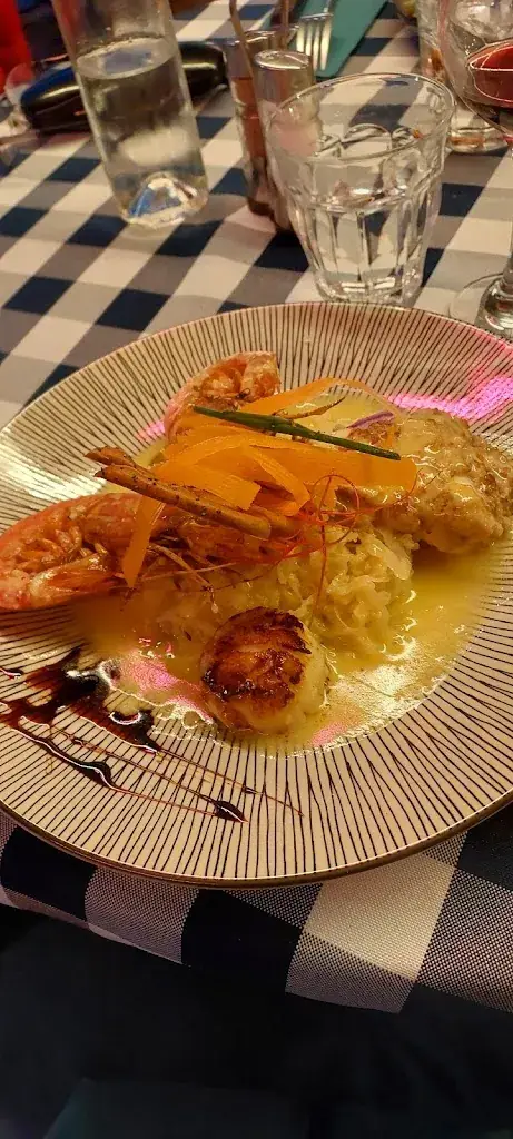 Jayne Hamp_Le Marie Louise_Brest_review