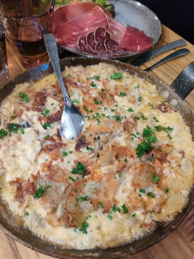 La Tanière des loups_Besse-et-Saint-Anastaise_slider_image_2