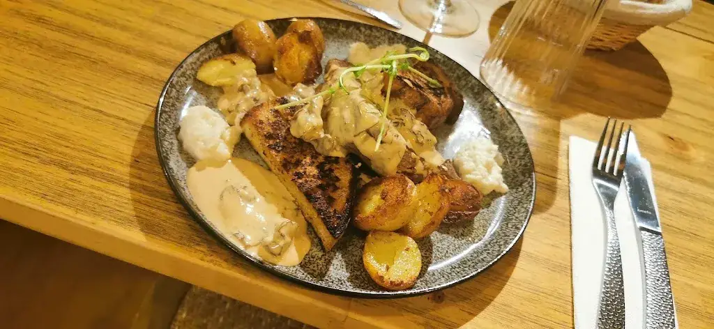 La Tanière des loups_Besse-et-Saint-Anastaise_slider_image_3