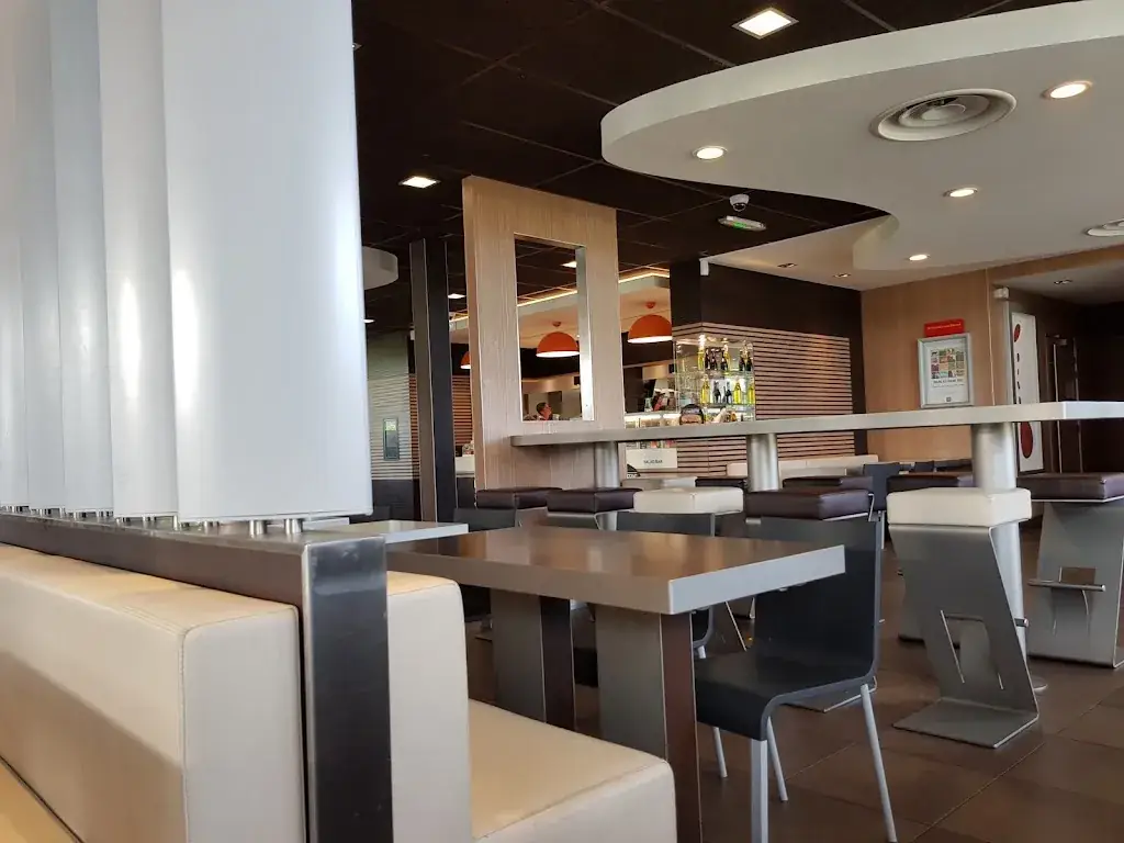 Dmitry Pushkarev_McDonald's_Landivisiau_review