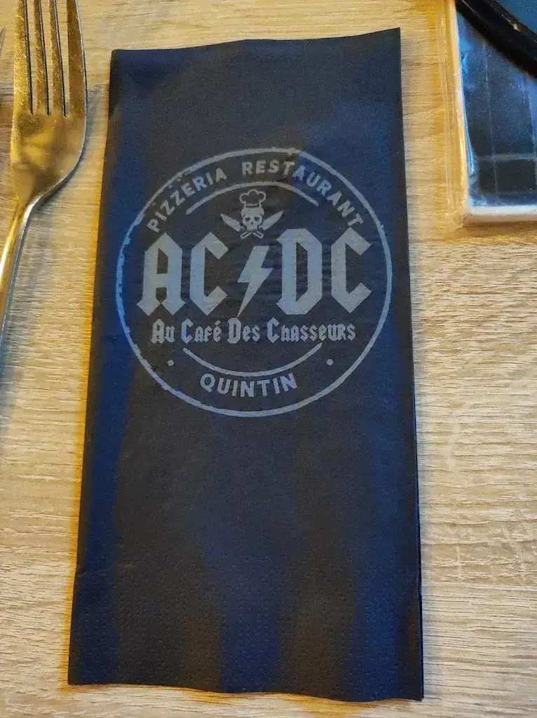 NATHALIE CARLUEC_Café des Chasseurs_Quintin_recensione