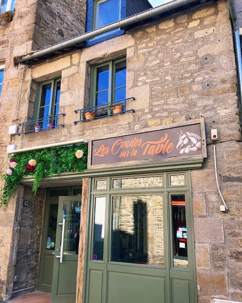 Les coudes sur la table Restaurant in Dinan