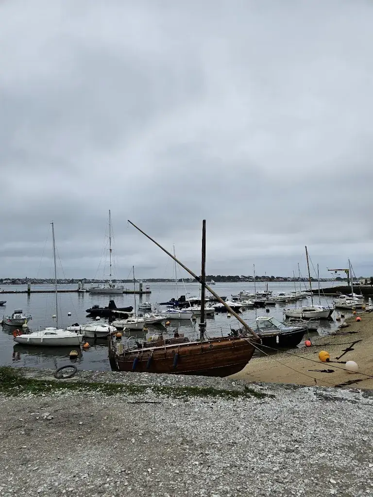 Carol Wood_Le Tour du Monde_Larmor-Plage_review