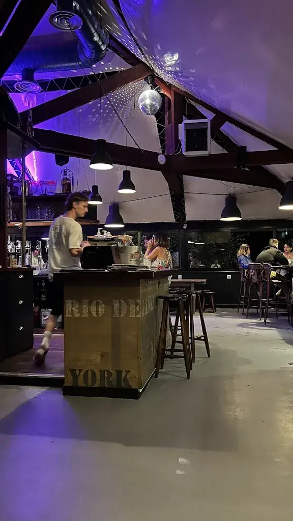 Richard Lycett_Le Tour du Monde_Larmor-Plage_review