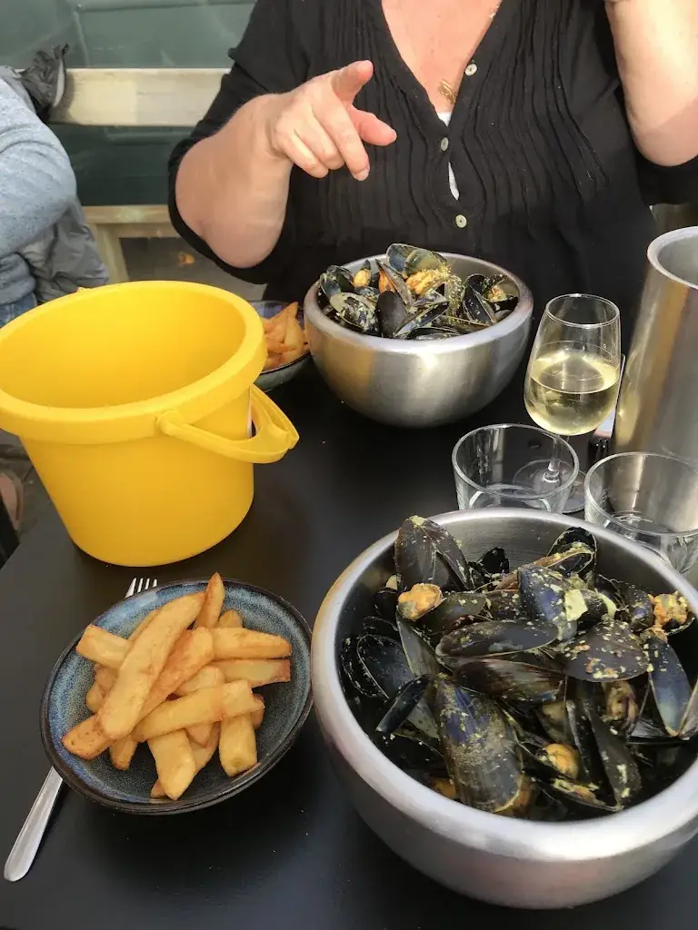 Norman Pyne_La dame de nage_Locquirec_review