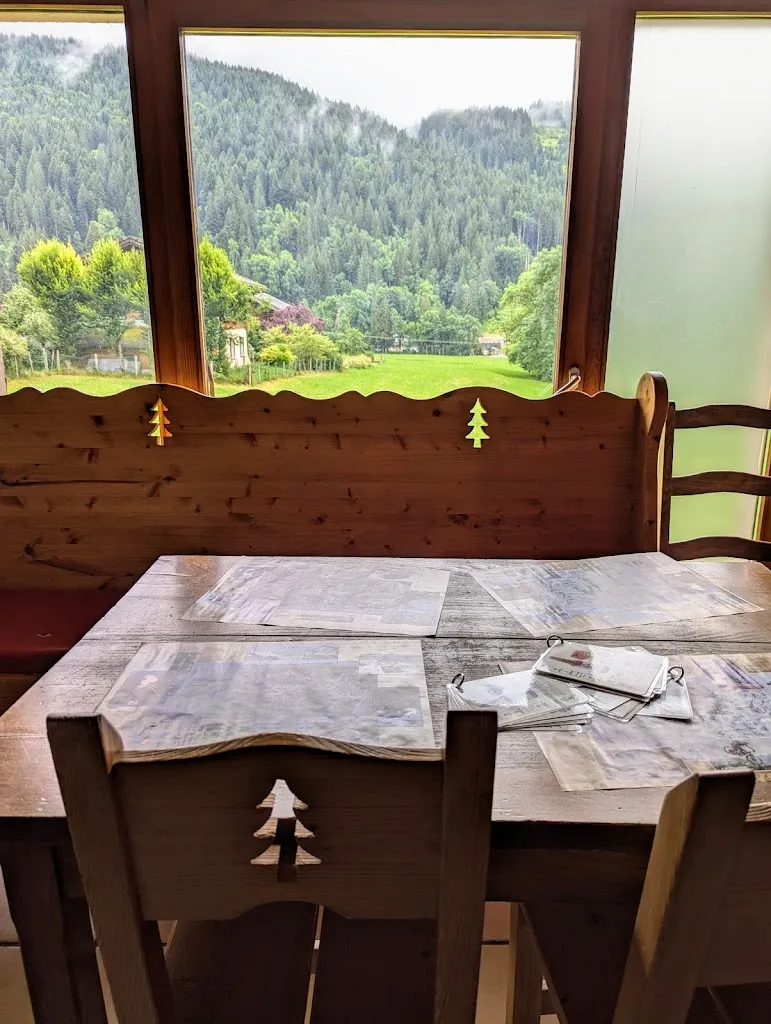 Xiaoyue Wang_La Taverne d'ici et d'ailleurs_Chapelle-d'Abondance_review