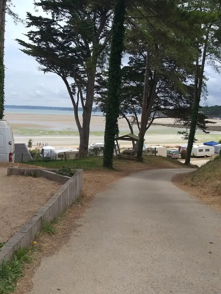 Frédéric LE GUILLARD_La Paillote - Cantine du Voyage_Locquirec_review