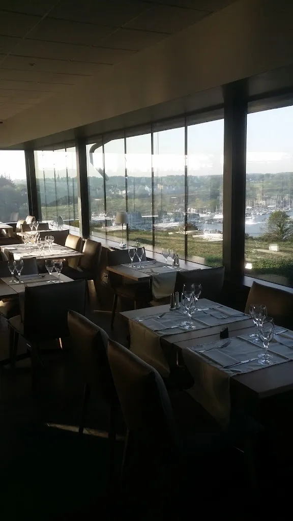 Le Relais de la Roche restaurant restaurant in Marzan