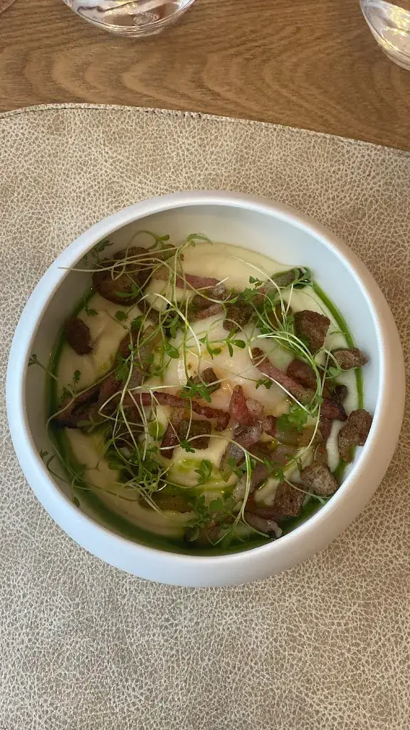 Dwani_A Comer_Malestroit_review