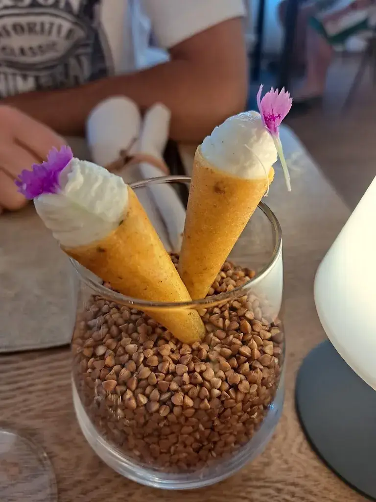 Emilie Guillot_A Comer_Malestroit_review