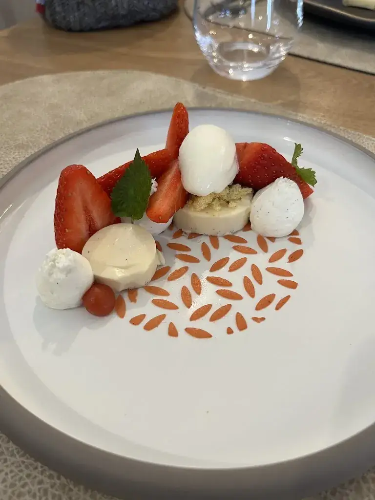 A Comer_Malestroit_slider_image_2