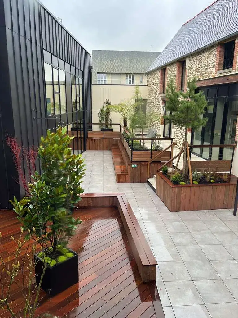 Brit Hotel Les Voyageurs restaurant in Loudéac