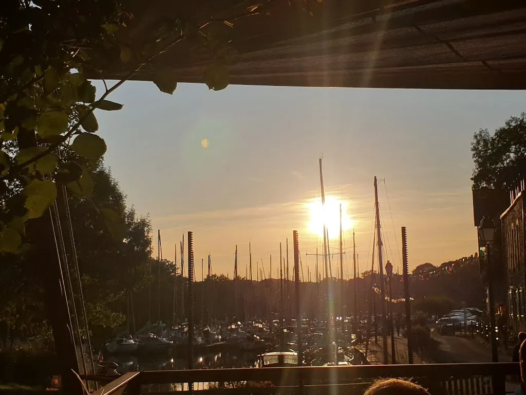 Simon Paul Thomas_Le Sarah B_Roche-Bernard_review