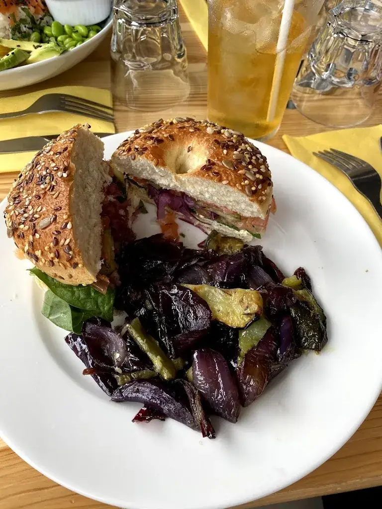 Eliott λ_Montroy Caféteria_Montreuil_review