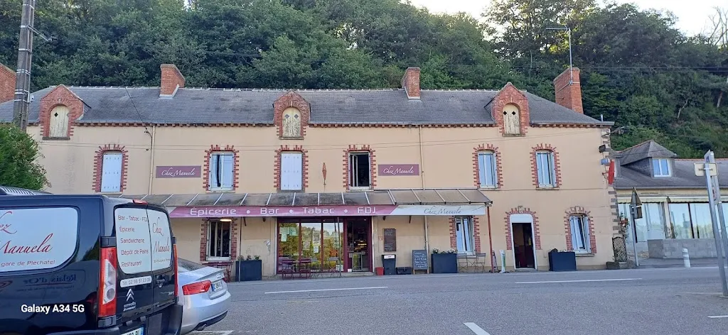 Floriane Nadib_Chez Manuela_Pléchâtel_review