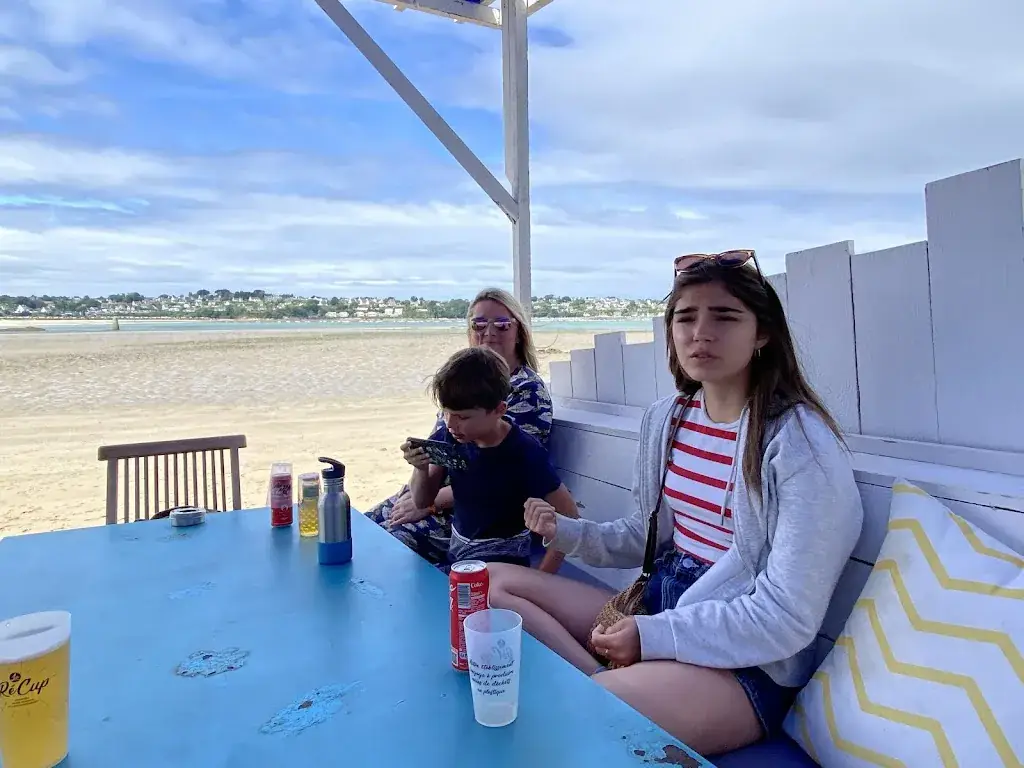 Adam Van den Bussche_Le Petit Bain_Plestin-les-Grèves_review