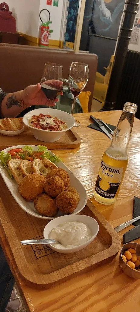 Clive Wyeth_At Home Café_Ploërmel_recensione