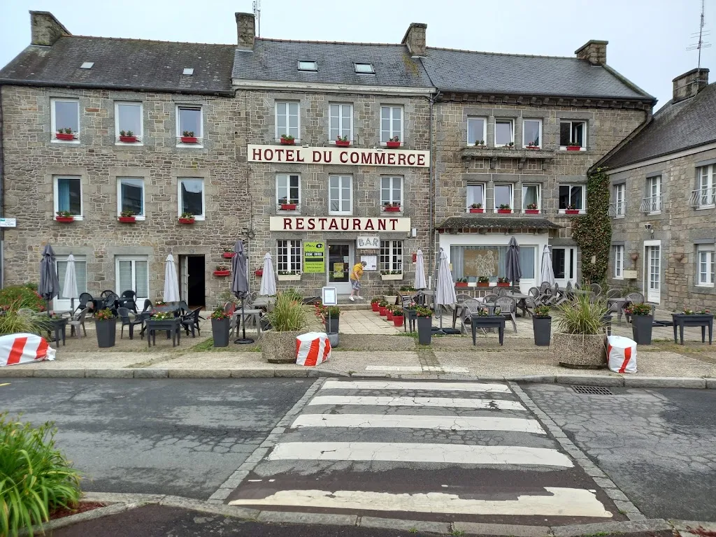 Hôtel du commerce restaurant in Plœuc-L'Hermitage