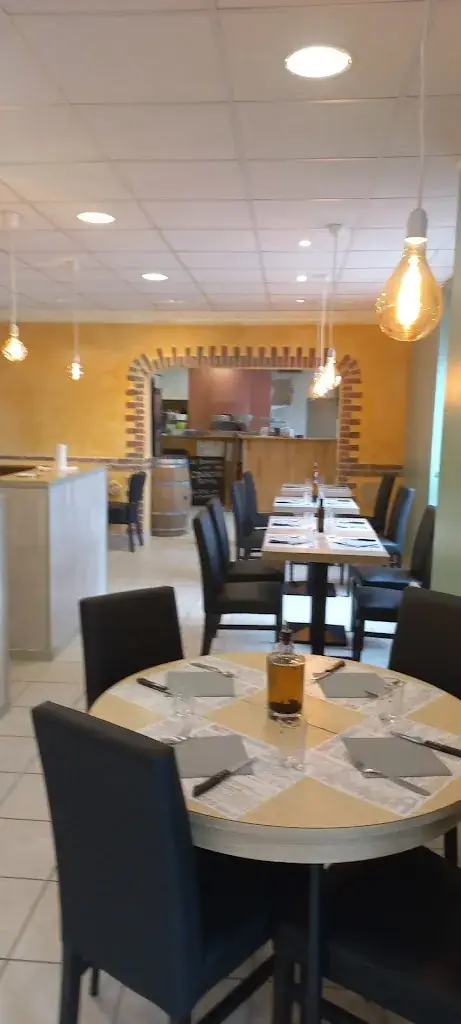 Bara pizza restaurant in Plomelin