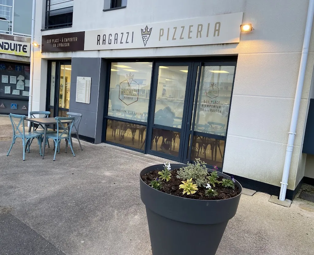 Ragazzi Pizzeria restaurant in Plonéis