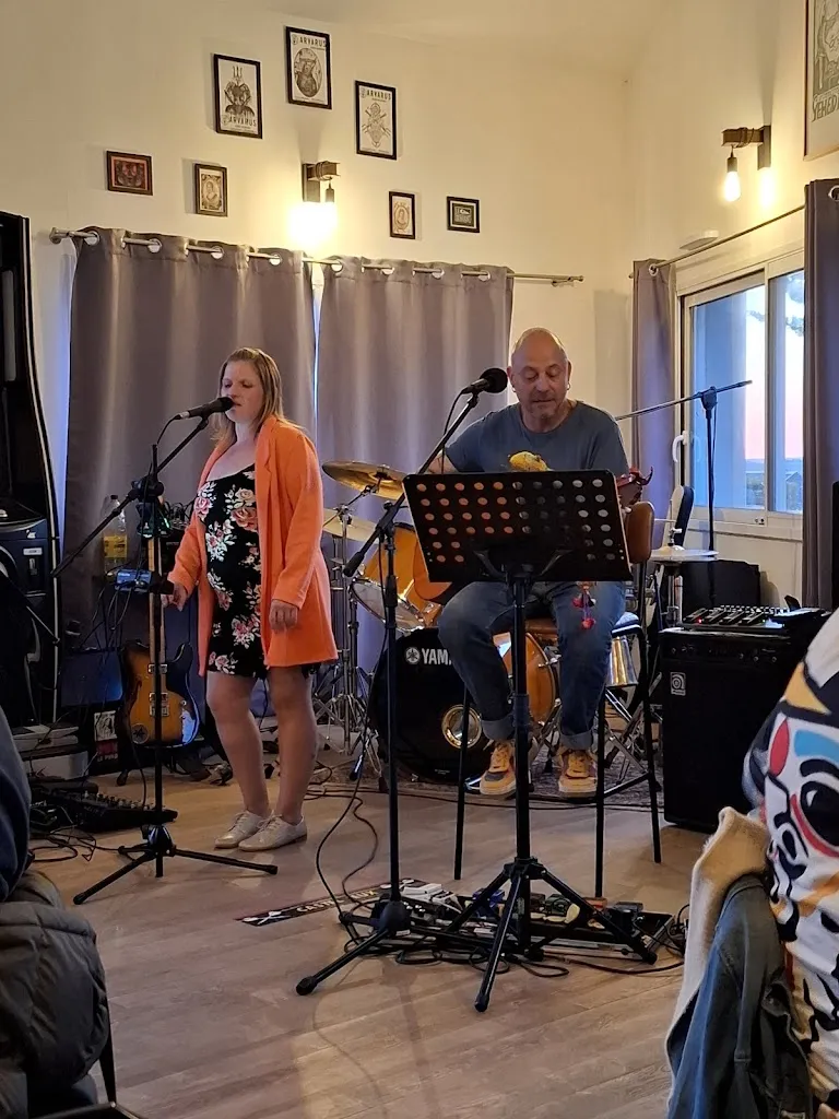 Cathy Kerhoas_L'entrepote - Cave à boire et à manger_Plomodiern_review