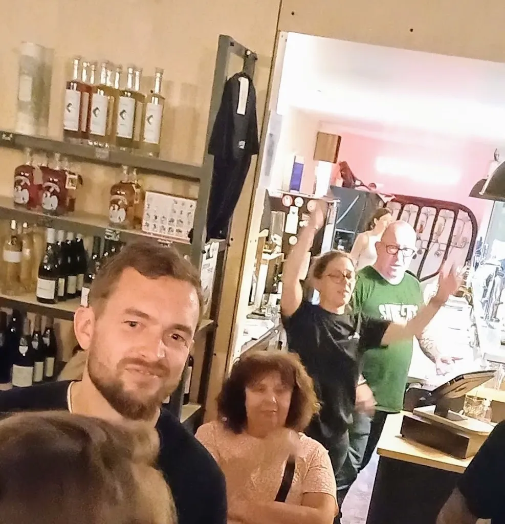 Bretagne Images_L'entrepote - Cave à boire et à manger_Plomodiern_review