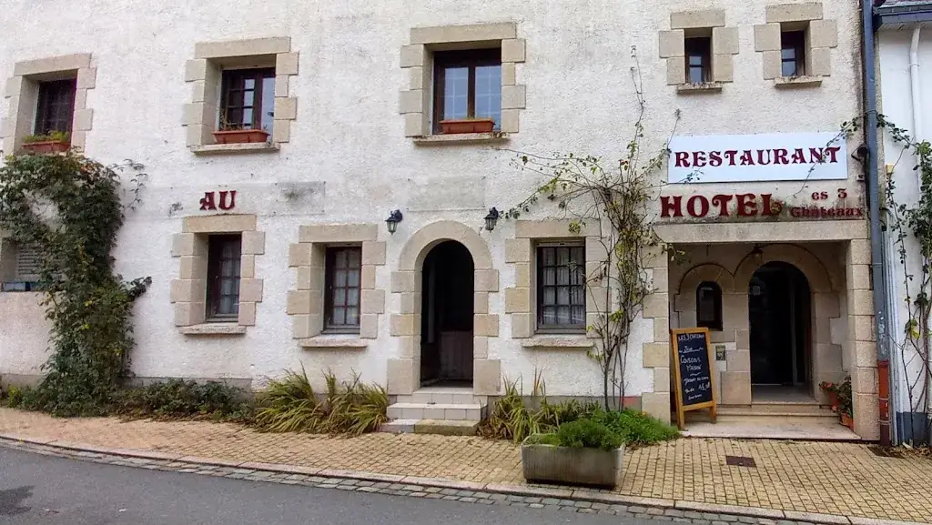 Hôtel Restaurant Les Trois Châteaux restaurant in Plouay