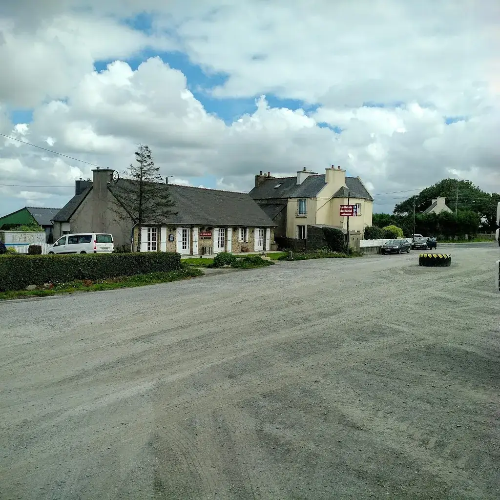 Stefan Hawkes_Le Kériel_Plouédern_review