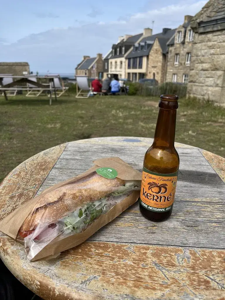 Marina sort sa caméra_La Maison du Phare_Plougonvelin_review