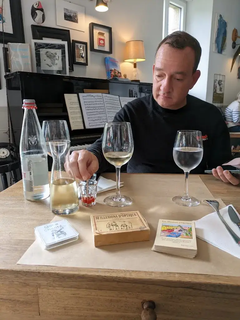 mike powell_La maison bleue_Plougrescant_review