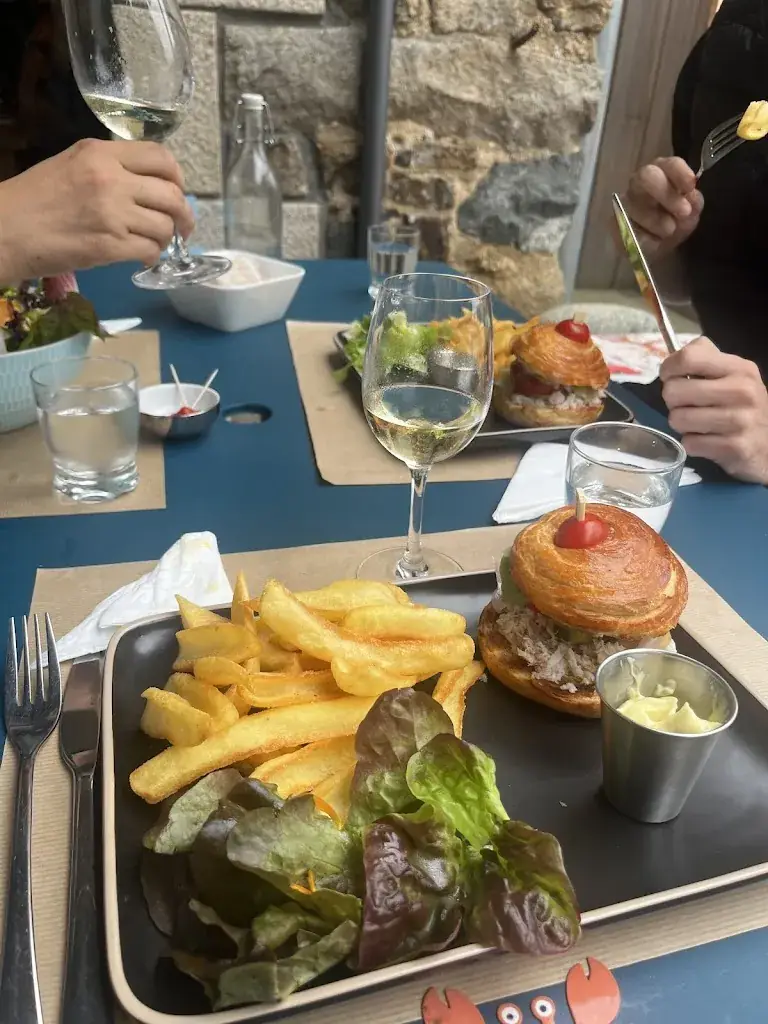 Felix Friedrich_La maison bleue_Plougrescant_review