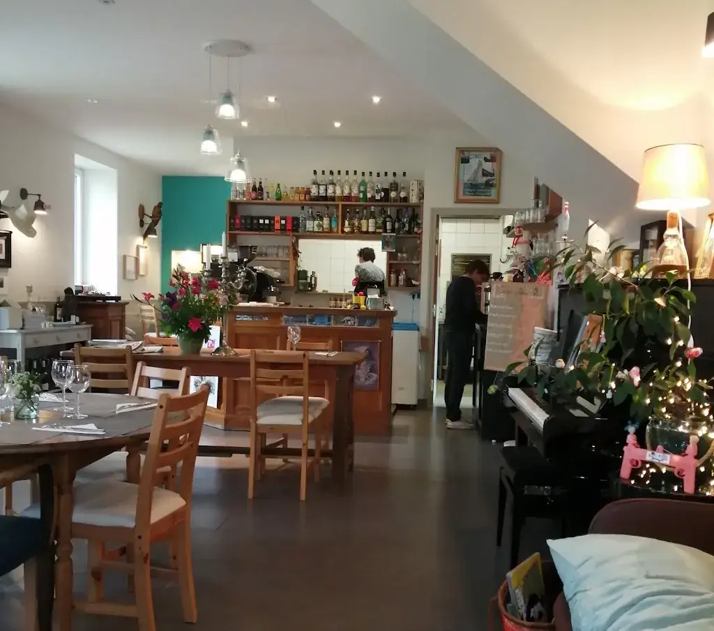 La maison bleue Restaurant in Plougrescant