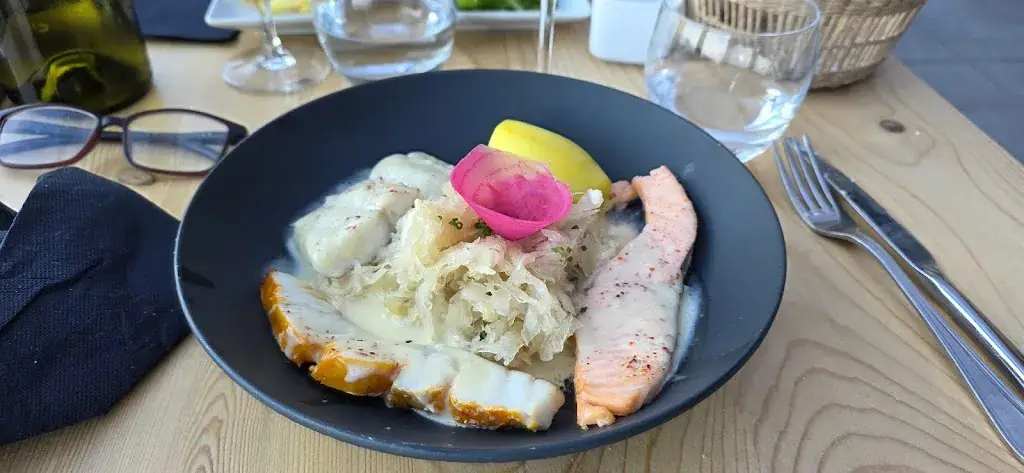 PJ S_Quai Ouest_Saint-Pol-de-Léon_review