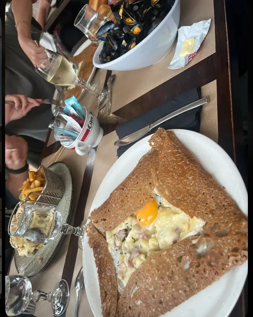 Lilou Rénier_La Rose Trémière_Plouharnel_review