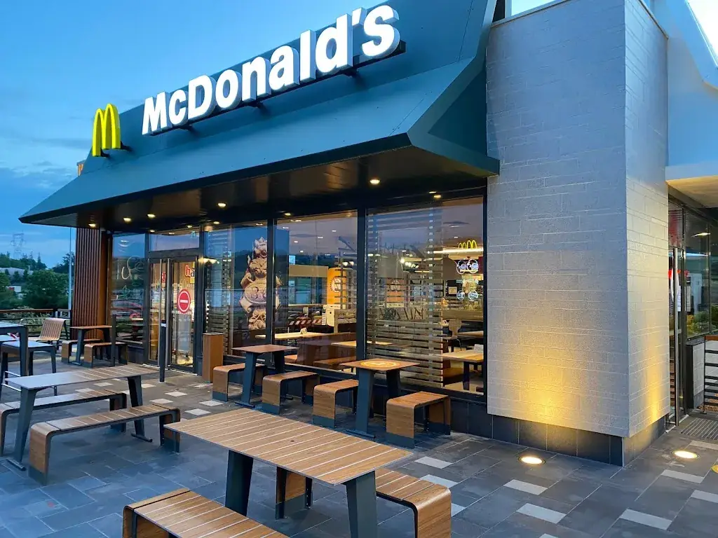 McDonald's_Thizy-les-Bourgs_slider_image_1