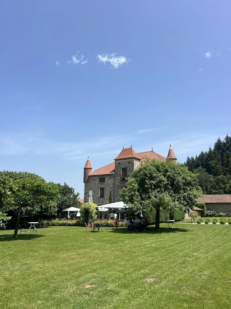 Laura Foufou_Château de bobigneux_Saint-Sauveur-en-Rue_review