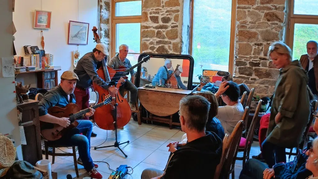 Thomas Schüller_Mille et Une Lunes_Plouzané_review