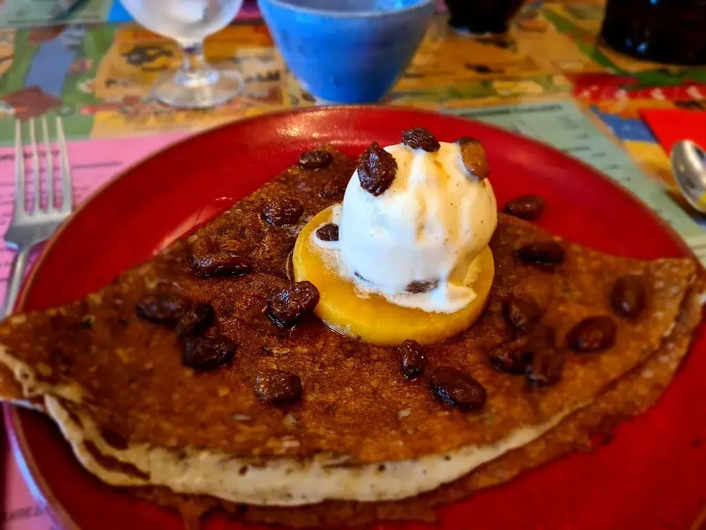 Oscar Morelos_Crêperie Saint Yves_Guingamp_review