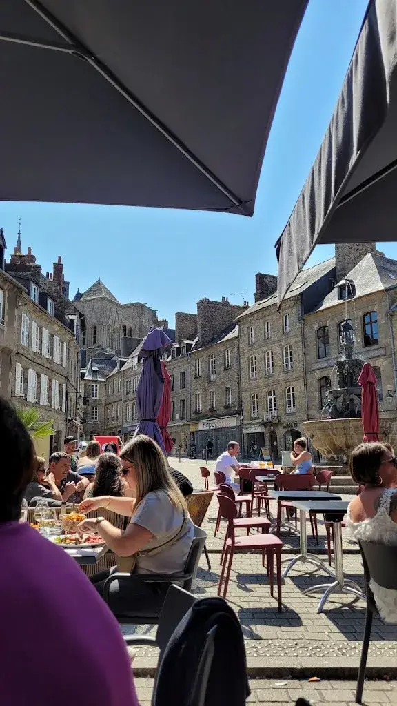 Tim Holdsworth_Le Grand Café_Guingamp_review