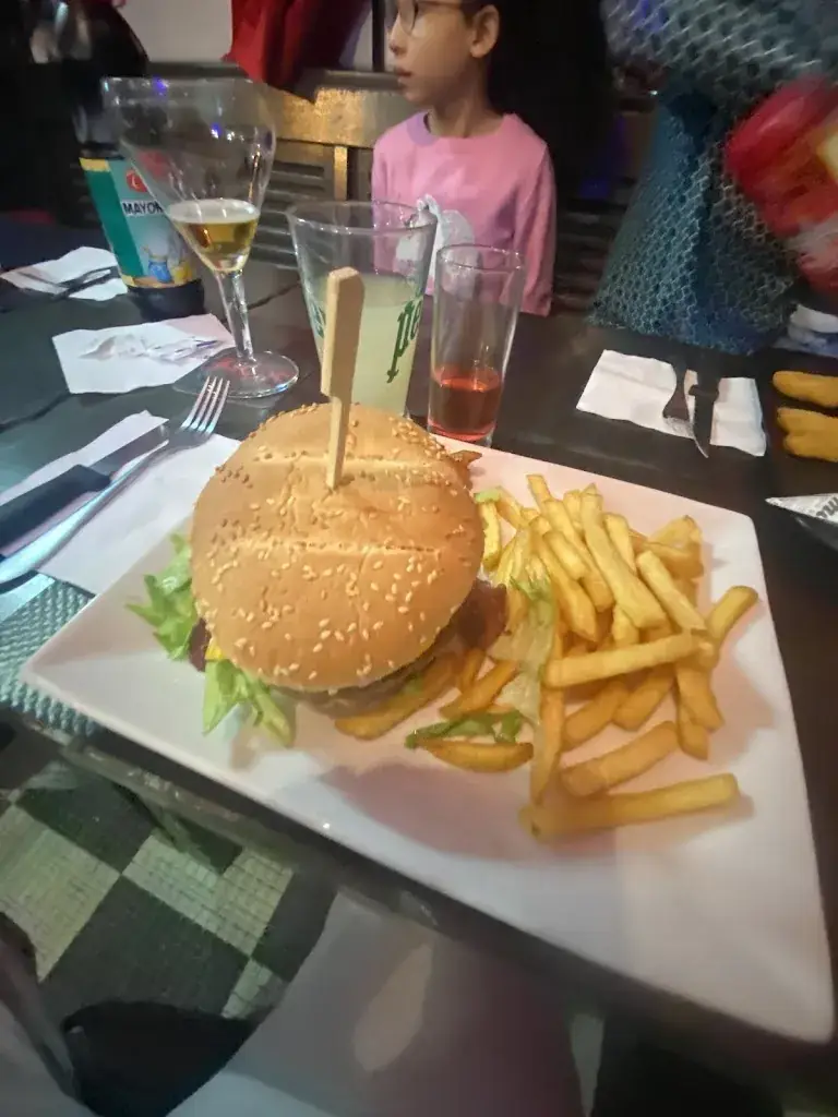 Dylan Lg_Sm'art Club Cafe Snack Animation Bar Restauration_Plouvorn_review