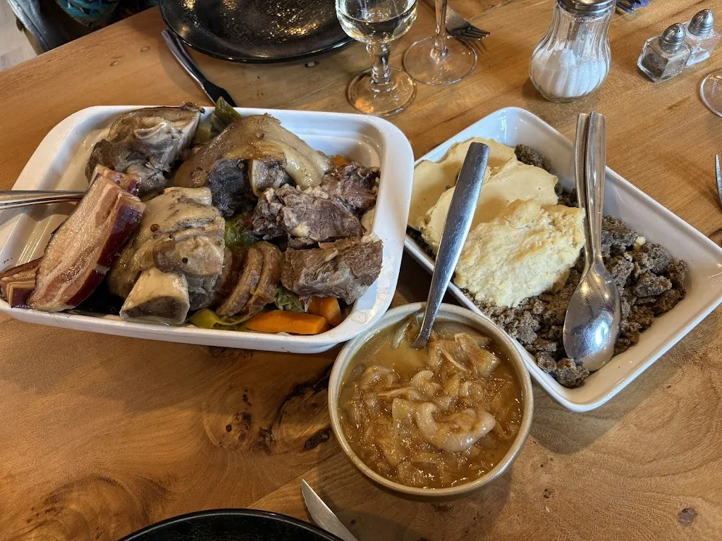 Maryvonne Louedec_LA TABLE DE JEANNE_Plouégat-Moysan_review