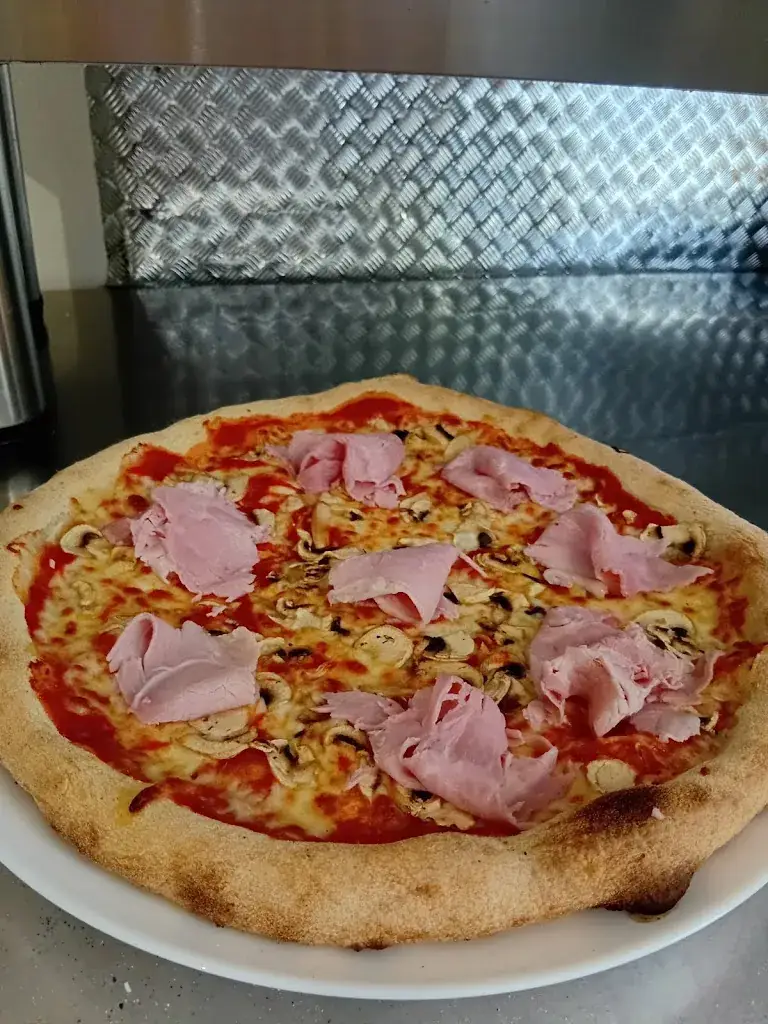 Pizzeria Santa Lucia_Pluméliau_slider_image_1