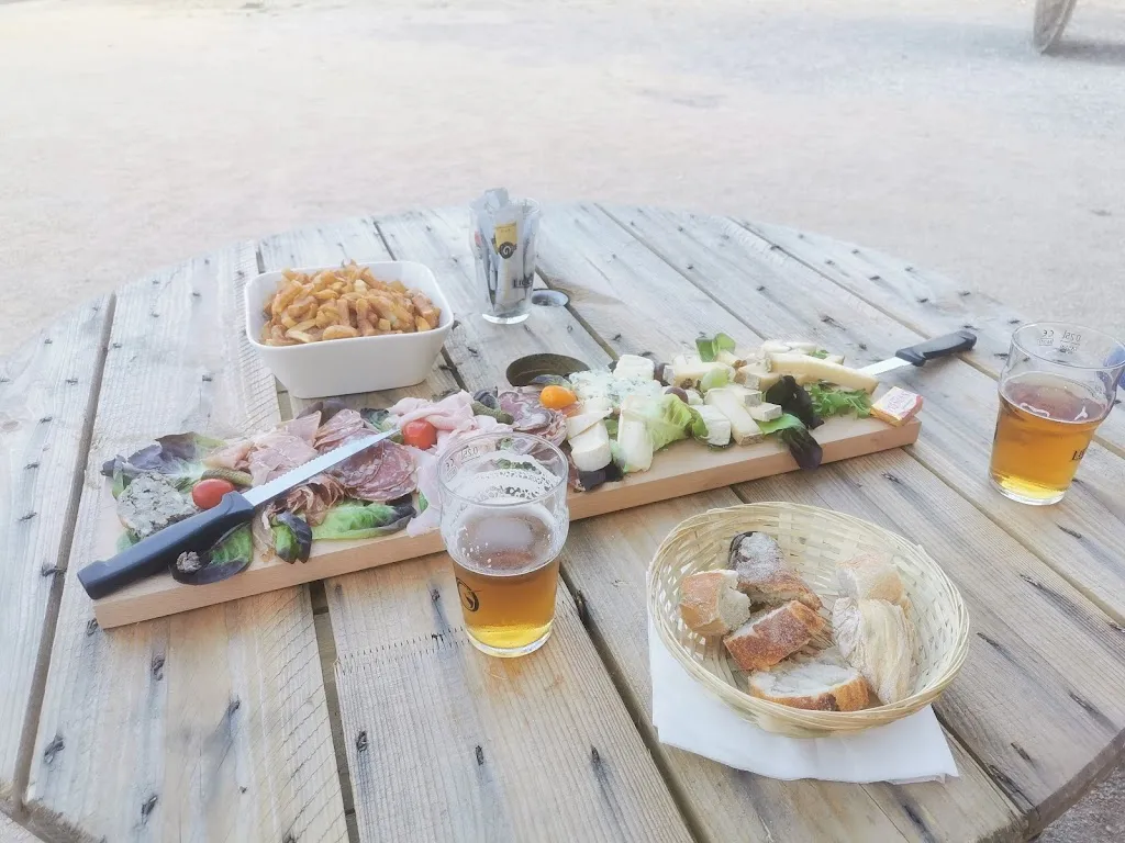 Laeti Nikiko_L’ Etabli Bar - Restaurant — bar à bières / vins / cocktails / Spécialités montagnardes / burger_Bourg-Saint-Andéol_recensione